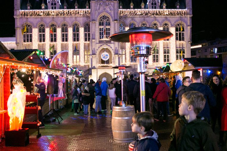 Nog één dag kerstmarkt op Grote Markt, vandaag ook feestmarkt op