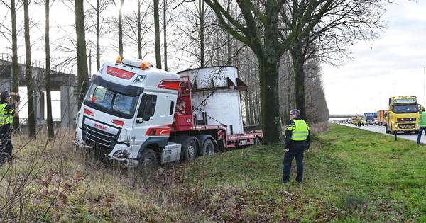 Vrachtwagen raakt van de weg in Zevenbergschen Hoek, chauffeur naar het ziekenhuis - BN DeStem