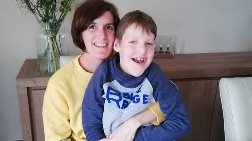 Warre zit elke dag 4 uur op de bus om naar school te kunnen, mama trekt aan alarmbel