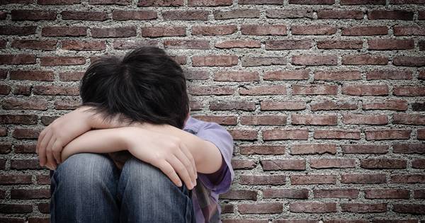 Drie jaar cel voor agent en partner die minderjarige jongen misbruikten - AD.nl