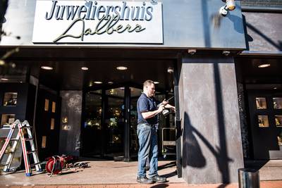 Velpse broers voorkomen inbraak bij juwelier en achtervolgen daders met auto