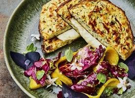 Krokante courgette-tosti met zevenbladpesto