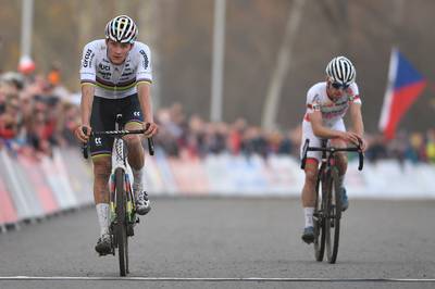 Van der Poel eert zijn overleden opa Poulidor met winst in Tabor