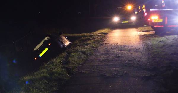 Auto in sloot in Delden, bestuurder met schrik vrij