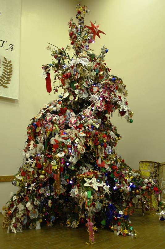 De Meest Uitbundig Versierde Kerstboom Staat In Finland Bizar Ad Nl